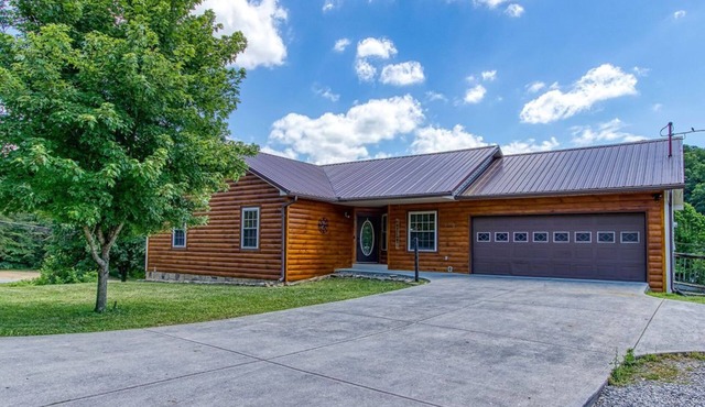 Pigeon Forge Getaway, Hot Tub, Game Room, Wifi, $560 FREE tickets each paid day!