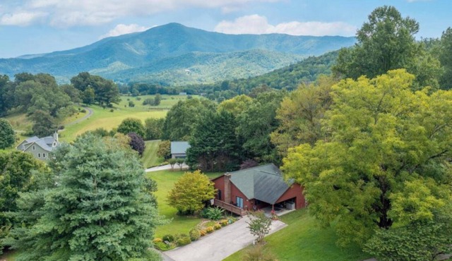 Pigeon Forge ! Modern , Game Room , Hot Tub , Close to Gatlinburg
