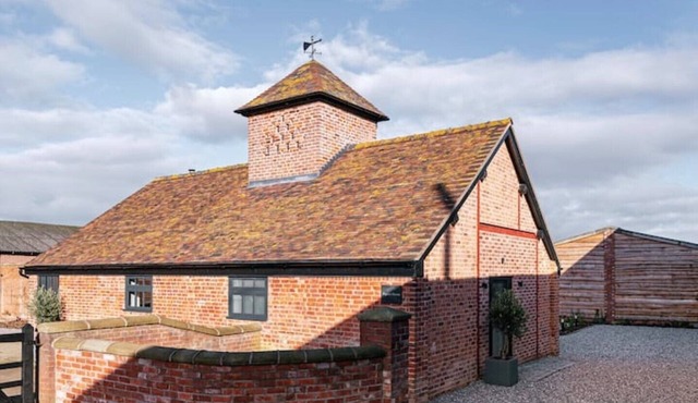 Pigeon House: Barn with hot tub, wood burner & large private garden.