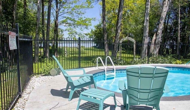 Pigeon Lake View - Kawartha Lakes Cottage w/Pool, Firepit & Unlimited Wi-Fi