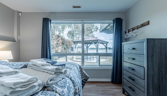 Pigeon Lakeside Family Cottage With Amazing Views Lots of Activities and Fishing