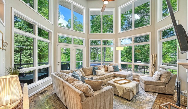 Pigeon Cove Hideaway: Gorgeous Lakefront Retreat