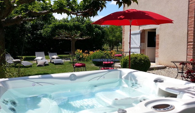 PIGEONNIER. VINE WHITE. CHARMING COTTAGE. 3 PERS. SPA. POMMEVIC