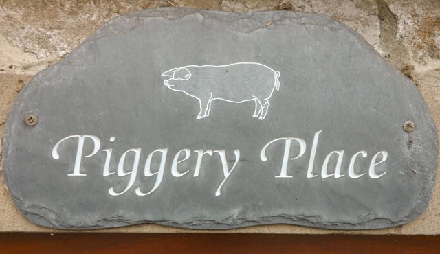 PIGGERY PLACE, character holiday cottage, with a garden in Hartington