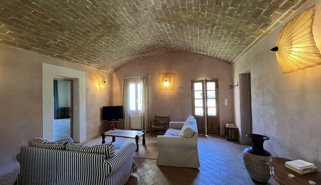 Pigna: Charming village house, 5 km from the sea, vaulted and whitewashed