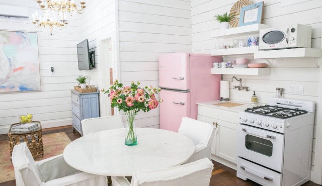 "Pigs Fly" an Adorable Guest Suite in the Round Top Area