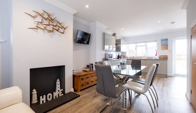 Pigwig Cottage, Thorpeness - sleeps 5 guests in 3 bedrooms