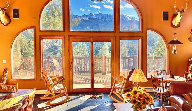 Pike View Lodge - 7 mi to Pikes Peak - 8 min. to Town, Hot Tub w/View!