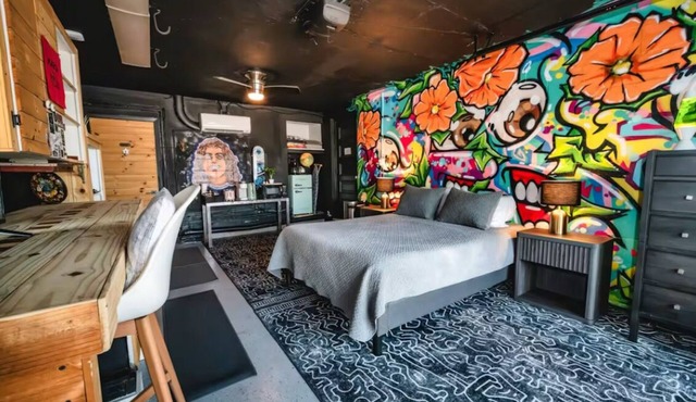 Pike’s Graffiti Garage Oasis One Mile To Beach!