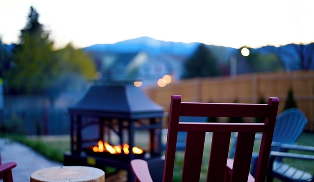 Pikes Peak Mountain Views, Hot Tub, AC, Dog Friendly, Trails, Backyard Space