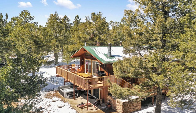 Pikes Peak Panorama - 2 acres- Fire Pit - Hot Tub - Starlink