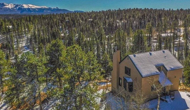 Pikes Peak Retreat - Amazing Views, Spacious Cabin