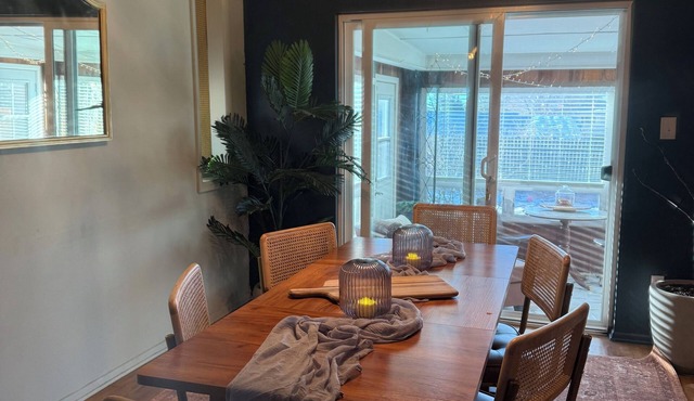Pikes Peak view Retreat Sleeps 10 + Private Yard