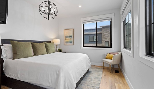 Pikes Retreat - Mountain Views + Modern Comfort - Hot tub