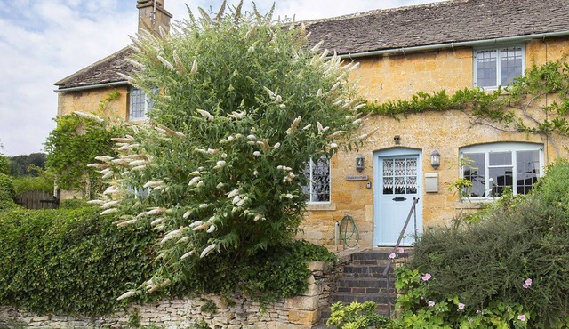 Pilgrim Cottage - sleeps 8 guests in 4 bedrooms