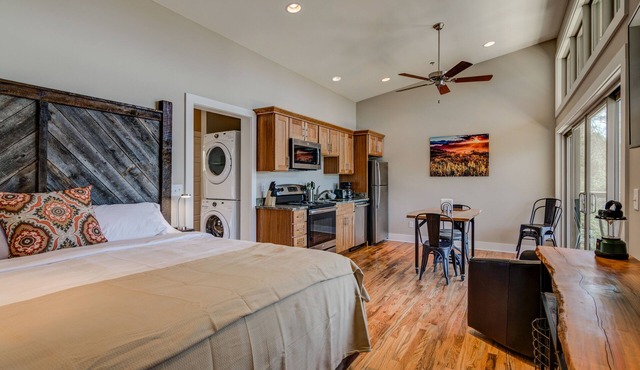 PILOT COVE Studio Cabin - Modern Luxury w/Nature!