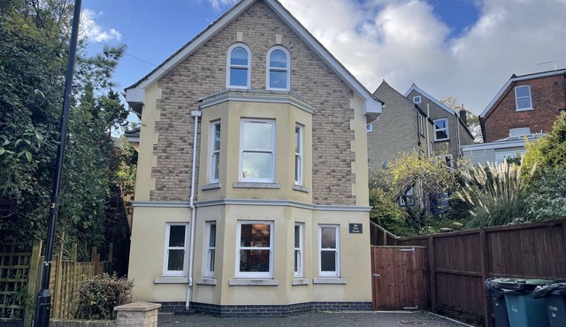 Pilot House -Parking-Garden-Central Cowes-Sleeps 8