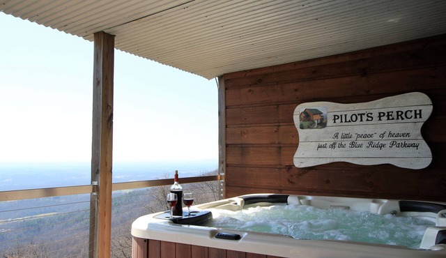 Pilot's Perch ~ Luxurious Blue Ridge Cabin with Breathtaking View from Hot Tub
