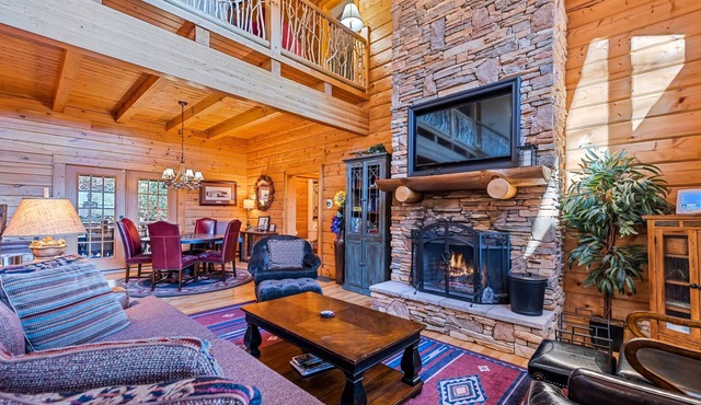 Pilots Porch, Hot Tub, Sleeps 8, in Gated Smoky Mtn. Retreat Community