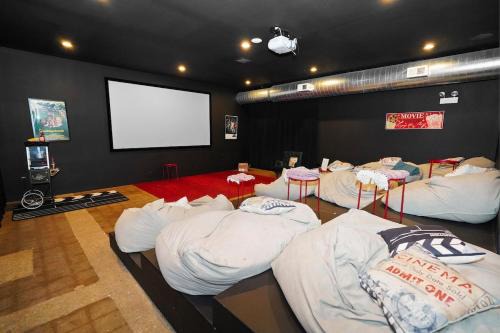 Pilsen Chicago 6BR Getaway with Game Room, Gym & Paid Parking Near Soldier Field & McCormick Place