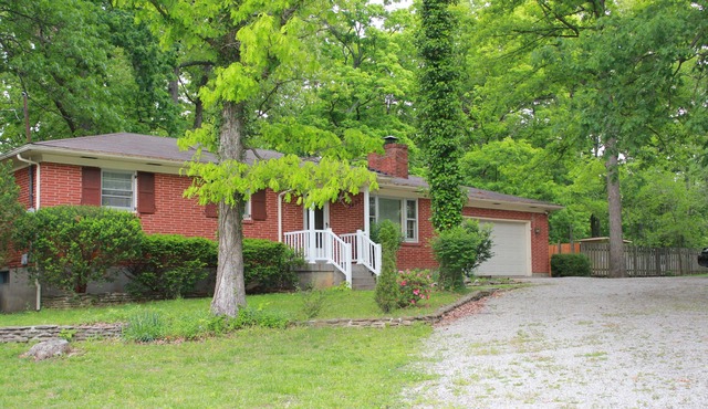 Pin Oak Guest House on quiet wooded lot with Swimming Pool