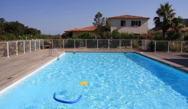 Pinarello Appt standing 6/8 pers, sea view, beach 500 m and discovery of Corsican wines