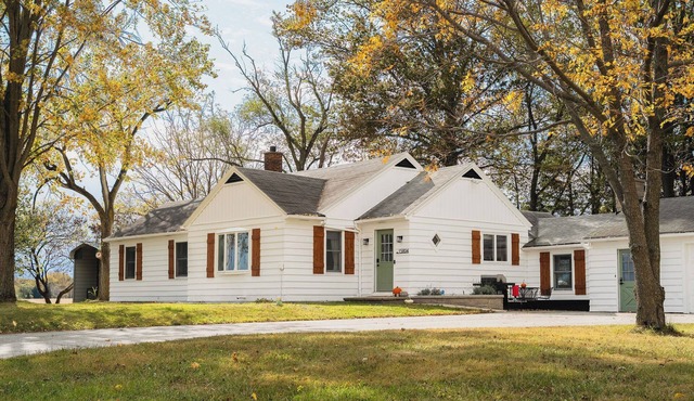 Pinch of Cozy ~ Hot Tub Theater ~ Seven Sons Farm