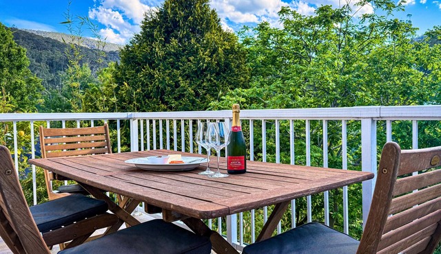 Pindari Warburton – Hilltop Retreat with Views, Fireplace & Games Room