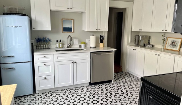 Pine Arch Cottage - a bright, airy, clean 2BR home near Everett Marina