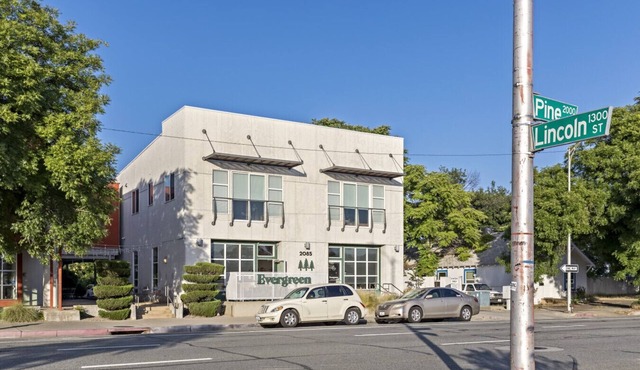 Pine at Evergreen - Boutique Hotel