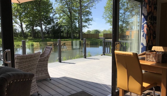 Pine Boutique Lodge with hot tub for couples & dog