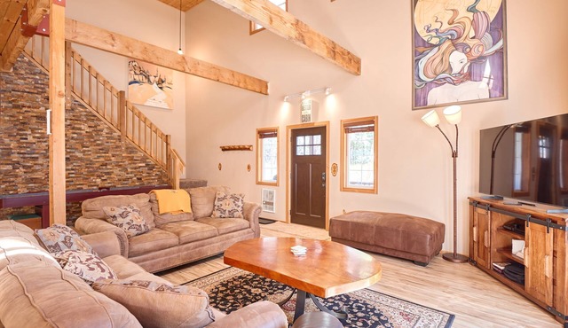 Pine Breeze Lodge -Shuffle Board, a Hot Tub and a Quiet Setting!