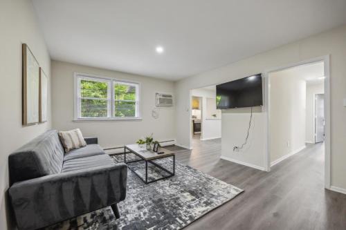 Pine Brook 818 I Pool Gym I Free Parking !