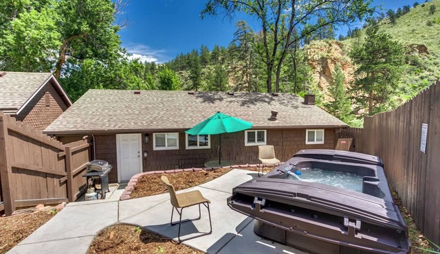 Pine Cabin-HOT TUB~River Access! Fire Pit!