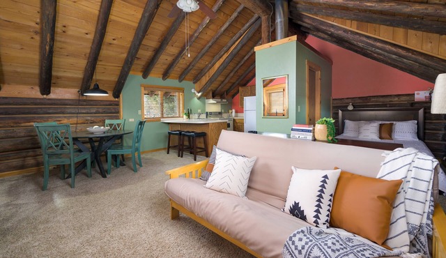 Pine Cabin Loft in Central Boise