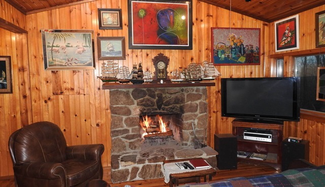 Pine Cabin on 30 Acres! 1 mi. from Carbondale, IL & SIUC Campus