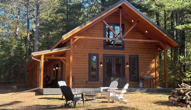 Pine Cabin on Gilmore Lake