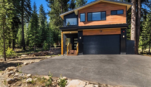 Pine Cone Place Brand New Build, EV Charger, Hydronic Heat, Steam Shower, 500G Wifi, Arcade & PS4