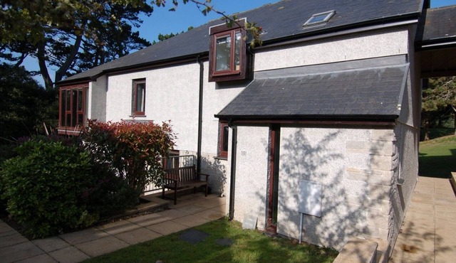 PINE COTTAGE, country holiday cottage, with pool in Falmouth