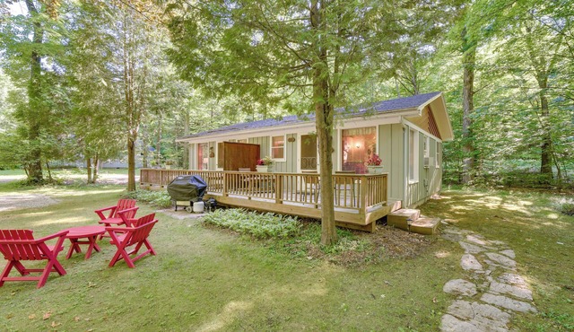 'Pine Cottage' Duplex w/Deck: Walk to State Park!