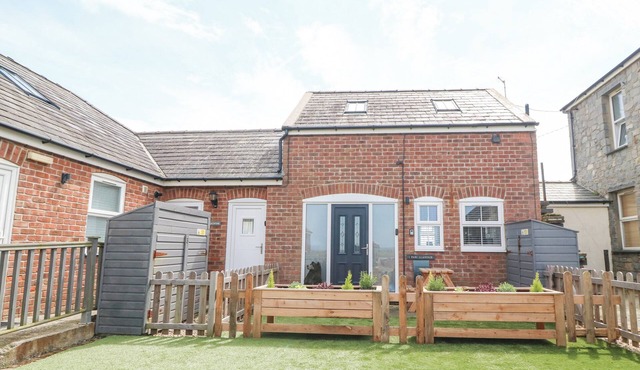 PINE COTTAGE, pet friendly, country holiday cottage in Dinas Dinlle