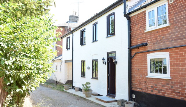 PINE COTTAGE, pet friendly, with open fire in Woodbridge