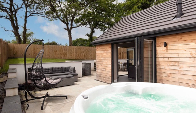 Pine Cottage with garden and hot tub