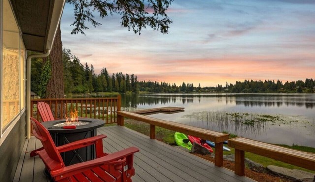 Pine Cove Cottage-Waterfront