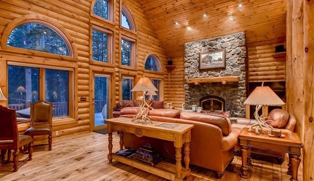 Pine Crest Lodge: Custom Log Home, Private Hot Tub, Bocce, Fire Pit