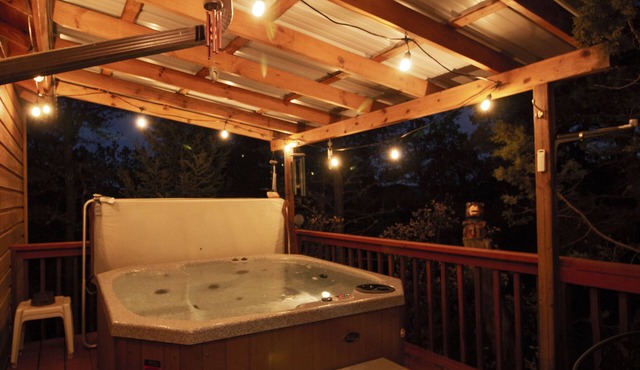 Pine Forest Lodge Cabin: hot tub, gameroom with pool table AND 3 full baths