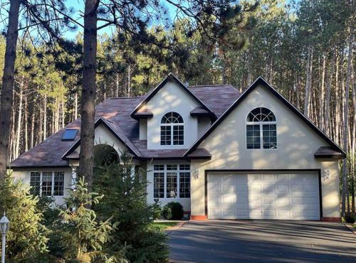 Pine Forest Villa w/hot tub 5 min from Lake