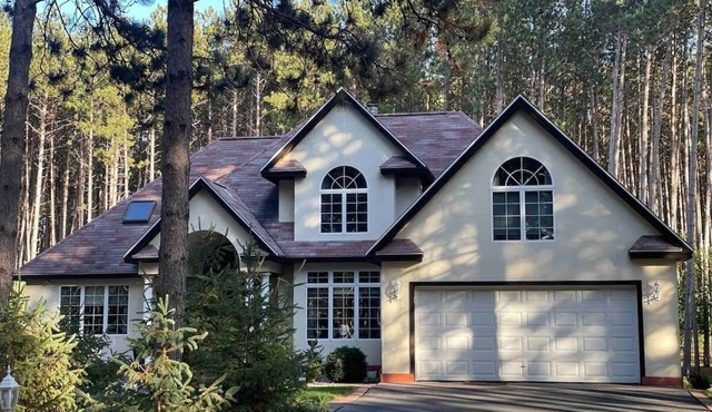 Pine Forest Villa w/hot tub 5 min from Lake