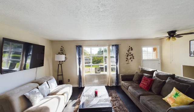 Pine Forest Zen Cottage - 10 Min to Fort Bragg