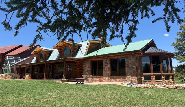 Pine Grove Estate: Beautiful Log home on 40 acres with fantastic Mountain Views